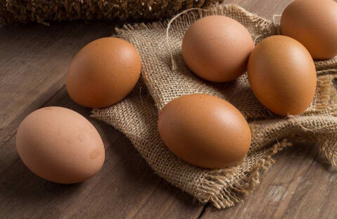 鸡蛋中含有大量的微量元素，感冒发烧不能吃鸡蛋